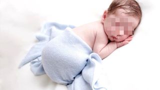 O mama s-a trezit din somn, cu propriul copil mort langa ea. Ce greseala fatala a facut femeia