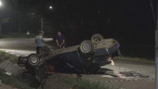 Accident cu final tragic in Suceava. Trei tineri au murit striviti, dupa ce masina lor s-a izbit de un stalp, apoi s-a rasturnat