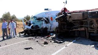 Accident grav in Turcia! Opt oameni au murit , dupa ce un microbuz si un camion cu muncitori s-au ciocnit puternic