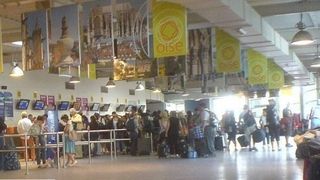 Zeci de romani, blocati de mai bine de 24 de ore pe un aeroport din Paris!