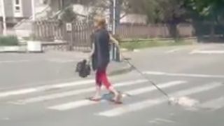 Imagini socante! O femeie taraste dupa ea un catelus mort, legat in lesa. Politia o cauta pe individa