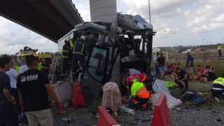 Tragedie rutiera in Spania! Cinci persoane au murit si alte 19 au fost ranite dupa ce un autobuz a intrat in pilonul de rezistenta al unui pod