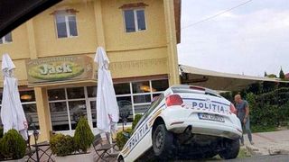 Accident spectaculos in Timis, dupa ce o masina de politie s-a rasturnat intr-un sant