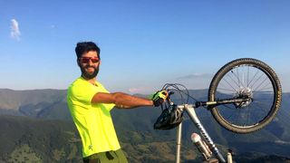 Gest incredibil al unui tanar din Romania! Vrea sa urce Himalaya pe bicicleta pentru o cauza nobila!