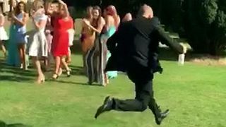 Reactie halucinanta a unui tanar dupa ce iubita sa a prins buchetul la o nunta