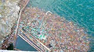 Nesimtirea, boala romanilor! Obiectivele turistice ale tarii sunt umbrite de muntii de gunoaie din jur!