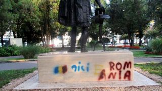"Aici e Romania!" Statuia unui politician maghiar a fost vandalizata pentru a doua oara la Satu Mare