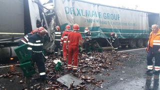 Accident in Valcea! Doua TIR-uri s-au ciocnit, iar soferii au ramas incarcerati!