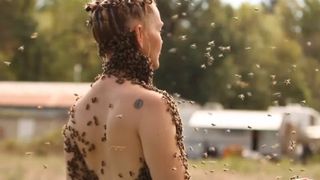 Femeia asta a avut 12 000 de albine pe corp si niciuna nu a intepat-o. Trebuie sa vezi cum s-a intamplat minunea!