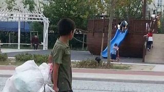 Cea mai trista imagine surprinsa in Bucuresti. Ce facea copilul asta in mijlocul strazii. "Cuvintele sunt de prisos" - O imagine crunta a Romaniei anului 2018