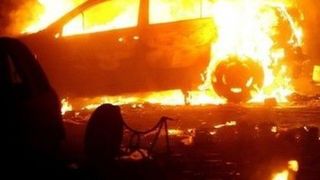 Razbunare! O tanara din Botosani a dat buzna in curtea familiei iubitului si a incendiat masina baiatului, apoi a incercat sa fuga din tara