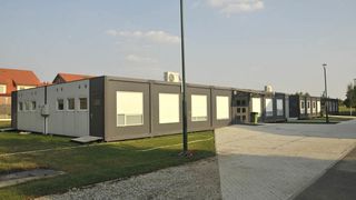 E revolta printre parintii din Popesti Leordeni. Cu cateva zile inainte de inceperea anului scolar, au aflat ca micutii lor din clasele pregatitoare vor invata intr-un container!