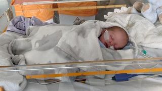 O mama si-a sarutat bebelusul nou-nascut si l-a adus in pragul mortii. Femeia i-a transmis un virus ucigas