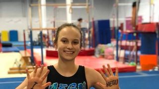 Povestea micutei romance care si-a taiat piciorul pentru a putea face gimnastica! La 15 ani, Emma lupta cu cancerul