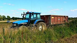 Un barbat de 68 de ani din judetul Valcea a murit dupa ce a cazut din remorca tractorului condus de fiul sau