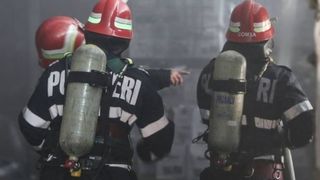 Cadavrul unei femei, gasit intr-un imobil cuprins de flacari in Bucuresti