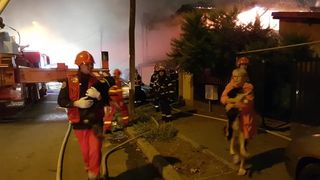 Incendiu devastator in Capitala! Peste 100 de salvatori au actionat pentru stingerea flacarilor care au cuprins un bloc de locuinte