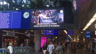 Imagini de la protestul din 10 august, din Piata Victoriei, ruleaza in aeroportul din Geneva. Reactia oamenilor