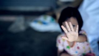 A fost prins suspectul care a agresat sexual o copila de 6 ani in scara unui bloc din Deva