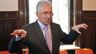 Adriean Videanu e ingropat in datorii uriase! Afacerile cu marmura si borduri ale fostului ministru al Economiei au restante de aproape 18 milioane de euro!