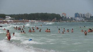 Romanii s-au ingramadit la mare in prima zi de scoala! Plaja din Mamaia a fost plina!