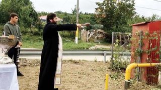 Primarul unei comune iesene a chemat preotii pentru a sfinti o conducta de gaze insa oamenii refuza sa se branseze!