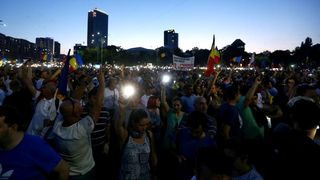 Protest in Piata Victoriei! Oamenii au iesit din nou in strada, la o luna de la violentele de la mitingul Diasporei
