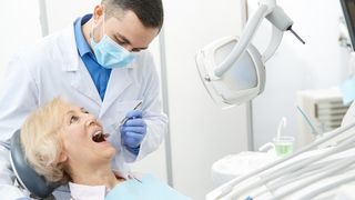 Romanii vin din strainatate pentru a-si repara dintii in Romania - Fac asta pentru ca la noi aceste servicii sunt mult mai ieftine