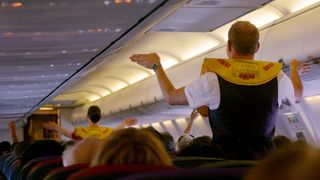 Cursurile de insotitor de zbor sunt tot mai cautate de catre tineri! Ce ii atrage la acest job