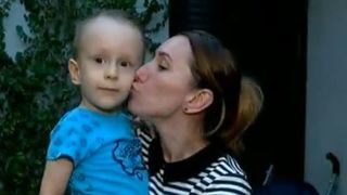 Condamnati la moarte in Romania, tratati de straini! Zeci de copii romani bolnavi de cancer au ajuns pe mana doctorilor italieni