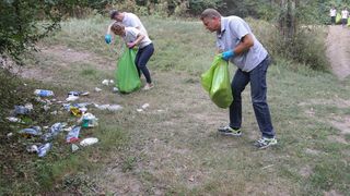 Klaus Iohannis a trecut la munca de jos! Presedintele tarii a ajutat la curatarea padurii Cernica