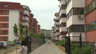 Haos pe piata imobiliara! Tot mai multi romani vor sa scape de apartamentele din blocuri noi!