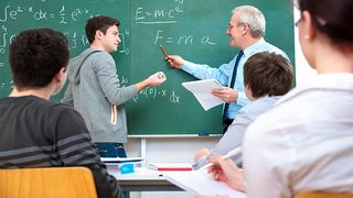 Bani mai multi pentru profesori! Dascalii isi pot mari veniturile dupa ce Ministerul introduce un nou spor