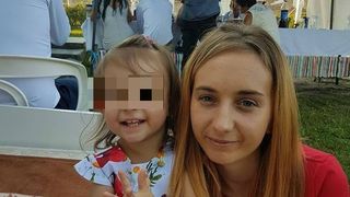 A murit Andreea, tanara de 25 de ani care a fost spulberata de o masina la Borsa, impreuna cu fetita ei