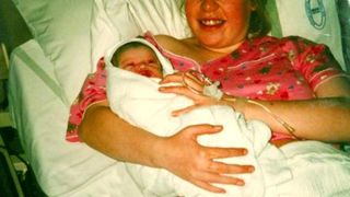 O familie si-a inmormantat  copilul de trei ori, dupa ce autoritatile si-au dat seama ca nu au inapoiat parintilor toate partile din corpul fetitei. Bebelusul a murit din cauza tatalui