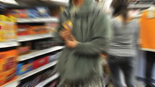 Doi tineri au mancat si au baut alcool, ascunsi printre rafturile unui hipermarket! Politia le-a deschis dosar penal pentru furt