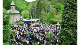 Hramul Manastirii Prislop. Mii de pelerini sunt asteptati la mormantul lui Arsenie Boca, de Inaltarea Sfintei Cruci