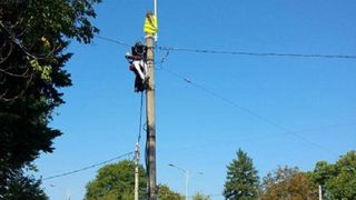 Protest extrem in fata Palatului Cotroceni! Barbat urcat pe stalp, de peste 10 ore