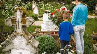 "Mama e moarta si tata e criminal!" Povestea trista a lui David, baietelul din imagine. Pentru el, copilaria are o alta definitie!