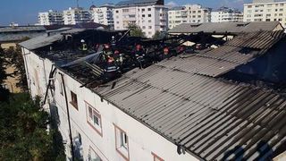 Pompierii din Focsani s-au chinuit sa stinga acoperisul unui bloc care a luat foc