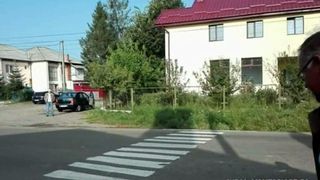 Se intampla in Romania! Un botosanean a trasat o trecere de pietoni cu bidineaua