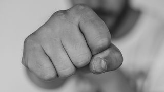 Elevul batut de un coleg care practica boxul, din Craiova, terorizat de agresor in spital. Ulterior s-a dus si peste parintii baiatului