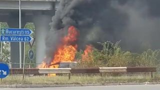 Flacari de cativa metri la Pitesti. O masina a fost incendiata sub Podul Viilor. Video