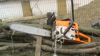 Un barbat din Sucevita a murit dupa ce si-a taiat carotida cu drujba