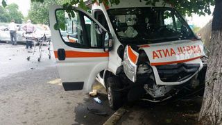 O ambulanta aflata in misiune, implicata intr-un grav accident! Soferul a incercat sa evite un TIR si a intrat intr-o cladire dezafectata