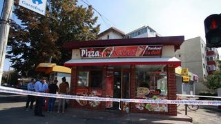 Atac cu bate si macete intr-o pizzerie din Buzau! Angajatii s-au baricadat, de frica, in cladire