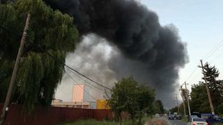 Incendiu de proportii intr-un depozit de furaje din Buzau! Flacarile se vad de la cativa kilometri departare