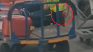 A fost deslusit misterul bagajelor pradate in aeroport. Un angajat a fost filmat chiar in timp ce fura din geamantanele pe care le incarca in avion