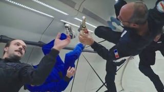 A fost inventata sampania care se poate bea si in conditii de gravitatie zero