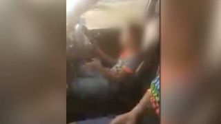 Baietel de 7 ani din Tulcea, filmat in timp ce conducea o masina cu volan pe dreapta